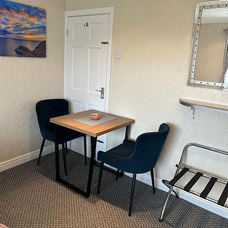 Bed and Breakfast Crossroads à Holyhead Extérieur photo